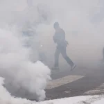 "La frontera en entredicho: Agencias migratorias estadounidenses llevan a cabo operaciones de búsqueda y registro sin orden judicial, desencadenando una oleada de protestas y cuestiones sobre la protección de derechos humanos"