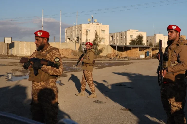 Fuerzas sirias toman control de cárcel que alberga miembros del Estado Islámico