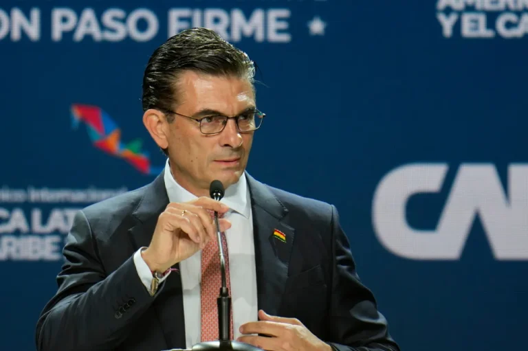 Bolivia inicia año escolar con la prohibición del uso de celulares en el aula