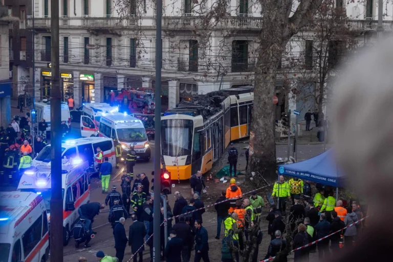 Deja dos muertos y decenas de heridos tranvía descarrilado en Milán